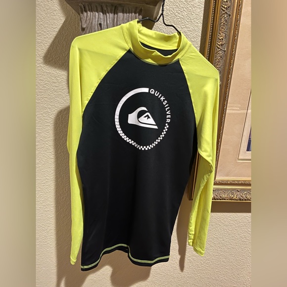 Quicksilver Surfing Activewear Long Sleeve Top black and neon green size small - Picture 1 of 4